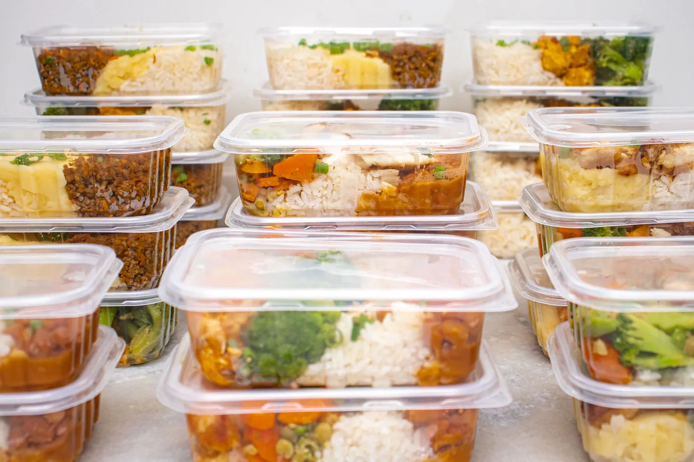 A week of prepped meals in containers.